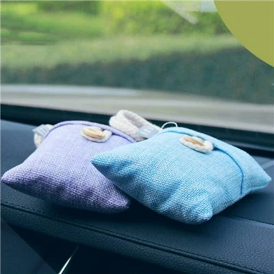 Carnets de charbon de charbon de bambou à l'intérieur de la voiture